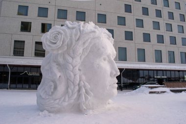 Kiruna, İsveç, 26 Ocak 2024. Kuzey İsveç 'te, Kiruna' nın karlı merkezinde bir meydanda sanat, buz heykeller..