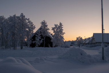 Kış manzarası, Kiruna, Laponya, İsveç. Aralık ayındaki kutup gecesinde çekilmiş..