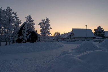 Kış manzarası, Kiruna, Laponya, İsveç. Aralık ayındaki kutup gecesinde çekilmiş..