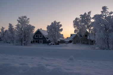 Kış manzarası, Kiruna, Laponya, İsveç. Aralık ayındaki kutup gecesinde çekilmiş..