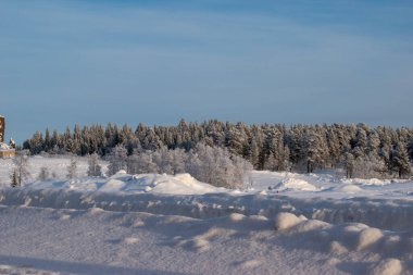 İsveç Laponya 'sında güzel bir kış manzarası, Kiruna. Güneş ışığında fotoğraflanmış..