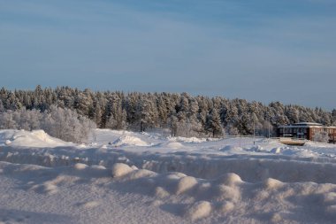 İsveç Laponya 'sında güzel bir kış manzarası, Kiruna. Güneş ışığında fotoğraflanmış..