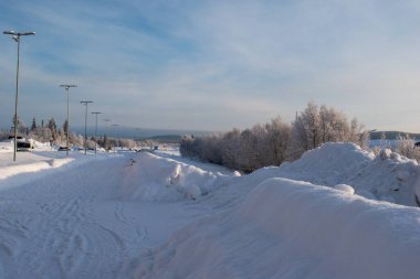 İsveç Laponya 'sında güzel bir kış manzarası, Kiruna. Güneş ışığında fotoğraflanmış..