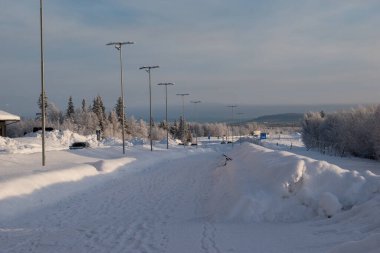 İsveç Laponya 'sında güzel bir kış manzarası, Kiruna. Güneş ışığında fotoğraflanmış..