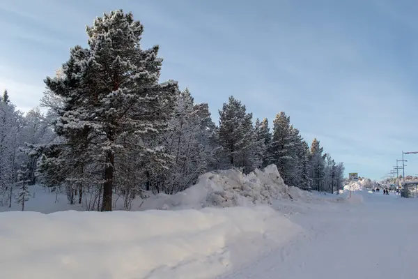 İsveç Laponya 'sında güzel bir kış manzarası, Kiruna. Güneş ışığında fotoğraflanmış..
