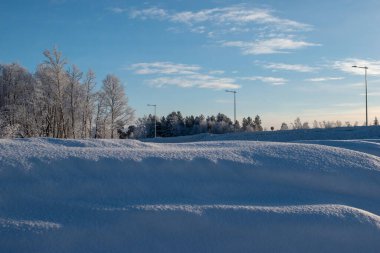 İskandinavya 'daki güzel beyaz kış harikalar diyarı manzarasının panoramik manzarası kışın gün batımında, kuzey Avrupa' da manzaralı altın akşam ışığı. İsveç Laponya.