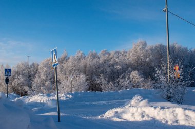İskandinavya 'daki güzel beyaz kış harikalar diyarı manzarasının panoramik manzarası kışın gün batımında, kuzey Avrupa' da manzaralı altın akşam ışığı. İsveç Laponya.