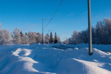 İskandinavya 'daki güzel beyaz kış harikalar diyarı manzarasının panoramik manzarası kışın gün batımında, kuzey Avrupa' da manzaralı altın akşam ışığı. İsveç Laponya.