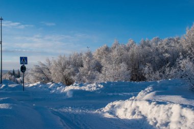 İskandinavya 'daki güzel beyaz kış harikalar diyarı manzarasının panoramik manzarası kışın gün batımında, kuzey Avrupa' da manzaralı altın akşam ışığı. İsveç Laponya.