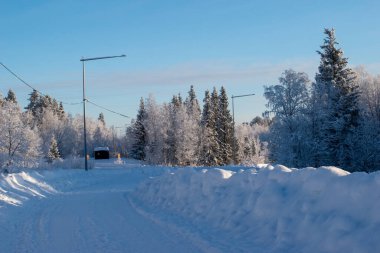 İskandinavya 'daki güzel beyaz kış harikalar diyarı manzarasının panoramik manzarası kışın gün batımında, kuzey Avrupa' da manzaralı altın akşam ışığı. İsveç Laponya.