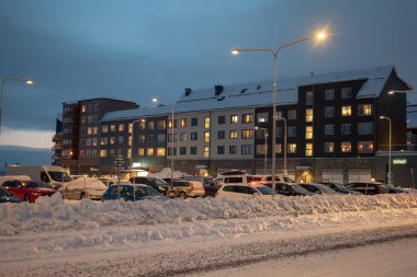 Geceleri İsveç 'in Kiruna Lapland bölgesinde kış manzarası. 9 Şubat 2024 'te çekilmiş. Kuzey İskandinavya.