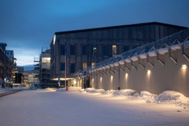 Geceleri İsveç 'in Kiruna Lapland bölgesinde kış manzarası. 9 Şubat 2024 'te çekilmiş. Kuzey İskandinavya.