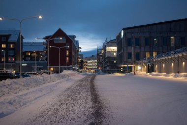 Geceleri İsveç 'in Kiruna Lapland bölgesinde kış manzarası. 9 Şubat 2024 'te çekilmiş. Kuzey İskandinavya.