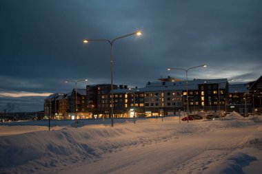 Geceleri İsveç 'in Kiruna Lapland bölgesinde kış manzarası. 9 Şubat 2024 'te çekilmiş. Kuzey İskandinavya.
