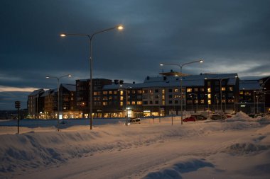 Geceleri İsveç 'in Kiruna Lapland bölgesinde kış manzarası. 9 Şubat 2024 'te çekilmiş. Kuzey İskandinavya.
