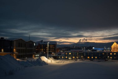 Geceleri İsveç 'in Kiruna Lapland bölgesinde kış manzarası. 9 Şubat 2024 'te çekilmiş. Kuzey İskandinavya.