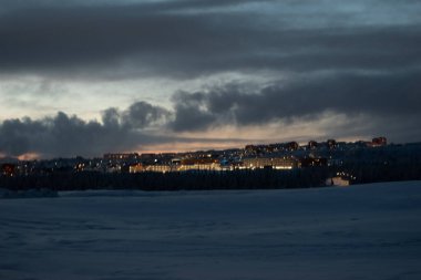 Geceleri İsveç 'in Kiruna Lapland bölgesinde kış manzarası. 9 Şubat 2024 'te çekilmiş. Kuzey İskandinavya.