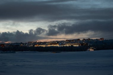 Geceleri İsveç 'in Kiruna Lapland bölgesinde kış manzarası. 9 Şubat 2024 'te çekilmiş. Kuzey İskandinavya.