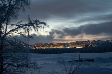 Geceleri İsveç 'in Kiruna Lapland bölgesinde kış manzarası. 9 Şubat 2024 'te çekilmiş. Kuzey İskandinavya.
