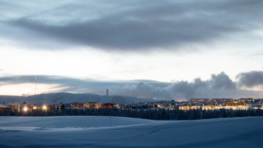 Geceleri İsveç 'in Kiruna Lapland bölgesinde kış manzarası. 9 Şubat 2024 'te çekilmiş. Kuzey İskandinavya.