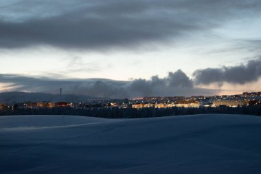 Geceleri İsveç 'in Kiruna Lapland bölgesinde kış manzarası. 9 Şubat 2024 'te çekilmiş. Kuzey İskandinavya.