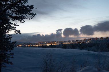 Geceleri İsveç 'in Kiruna Lapland bölgesinde kış manzarası. 9 Şubat 2024 'te çekilmiş. Kuzey İskandinavya.