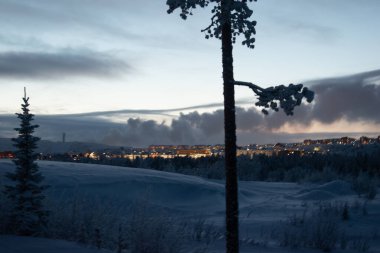 Geceleri İsveç 'in Kiruna Lapland bölgesinde kış manzarası. 9 Şubat 2024 'te çekilmiş. Kuzey İskandinavya.