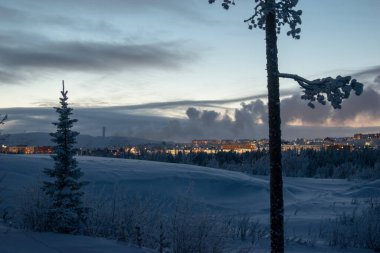 Geceleri İsveç 'in Kiruna Lapland bölgesinde kış manzarası. 9 Şubat 2024 'te çekilmiş. Kuzey İskandinavya.