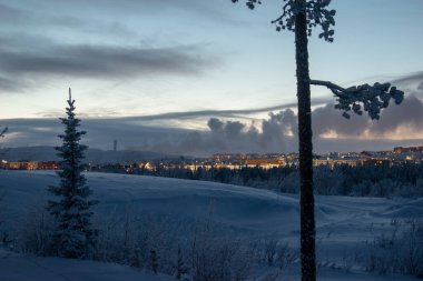 Geceleri İsveç 'in Kiruna Lapland bölgesinde kış manzarası. 9 Şubat 2024 'te çekilmiş. Kuzey İskandinavya.