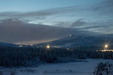 Geceleri İsveç 'in Kiruna Lapland bölgesinde kış manzarası. 9 Şubat 2024 'te çekilmiş. Kuzey İskandinavya.