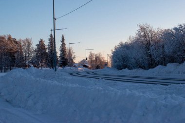 İskandinavya, İsveç Laponya 'daki güzel beyaz kış harikalar diyarı manzarasının panoramik manzarası. Gün ortası güneş ışığı.