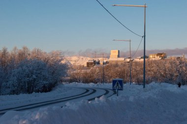 İskandinavya, İsveç Laponya 'daki güzel beyaz kış harikalar diyarı manzarasının panoramik manzarası. Gün ortası güneş ışığı.