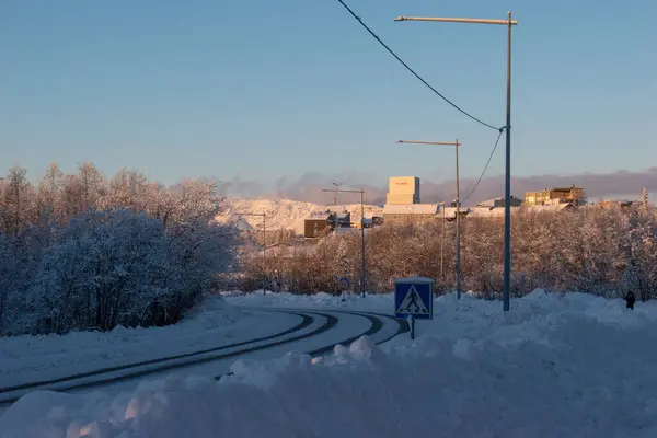 İskandinavya, İsveç Laponya 'daki güzel beyaz kış harikalar diyarı manzarasının panoramik manzarası. Gün ortası güneş ışığı.