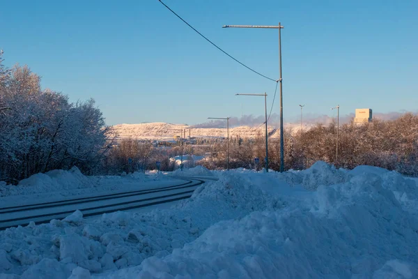 İskandinavya, İsveç Laponya 'daki güzel beyaz kış harikalar diyarı manzarasının panoramik manzarası. Gün ortası güneş ışığı.
