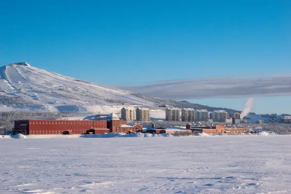 Güneşli bir kış gününde Loussavaara Dağı ve yanına yeni inşa edilen konutun manzarası. İsveç 'te Kiruna, Kuzey İskandinavya.