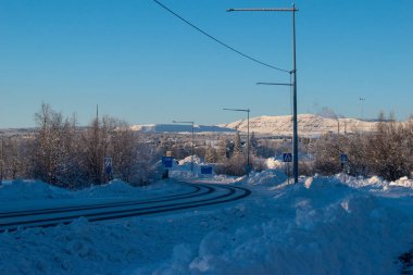 İsveç, Laponya 'da kış mevsiminde kar yolu kaplamıştı. Kiruna.