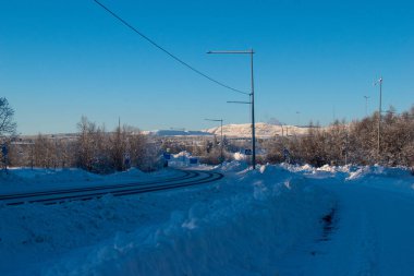 İsveç, Laponya 'da kış mevsiminde kar yolu kaplamıştı. Kiruna.