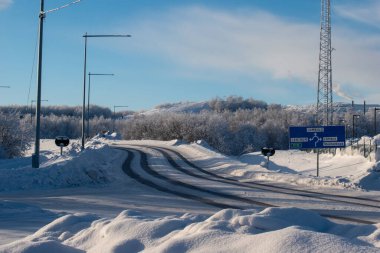 İsveç, Laponya 'da kış mevsiminde kar yolu kaplamıştı. Kiruna.