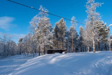 Kuzey Kutbu 'nda bol kar ve mavi gökyüzü ile panoramik soğuk kış manzarası. Fotoğraflar Kiruna, İsveç Laponya.