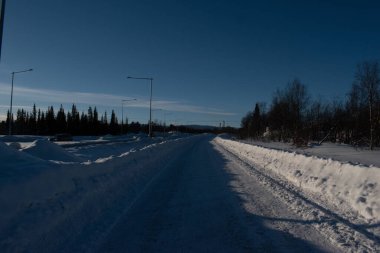 İsveç, Laponya 'da kış mevsiminde kar yolu kaplamıştı. Kiruna.