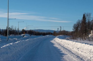 İsveç, Laponya 'da kış mevsiminde kar yolu kaplamıştı. Kiruna.