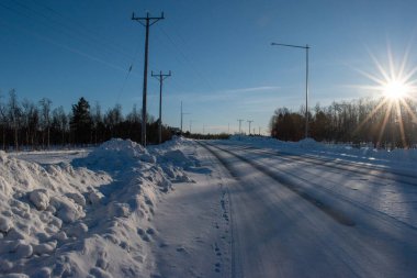 İsveç, Laponya 'da kış mevsiminde kar yolu kaplamıştı. Kiruna.