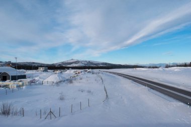 İsveç, Laponya 'da kış mevsiminde kar yolu kaplamıştı. Kiruna.