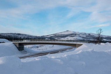 İsveç, Laponya 'da kış mevsiminde kar yolu kaplamıştı. Kiruna.