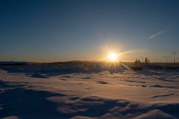 Kuzey Kutbu 'nda bol kar ve mavi gökyüzü ile panoramik soğuk kış manzarası. Fotoğraflar Kiruna, İsveç Laponya.