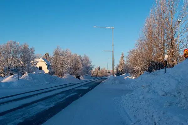 İsveç, Laponya 'da kış mevsiminde kar yolu kaplamıştı. Kiruna.