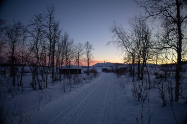 İsveç Laponya 'sında kış harikalar diyarı. Kiruna, Luossuvaara bölgesinden kış manzarası. Kiruna, İsveç Laponya.