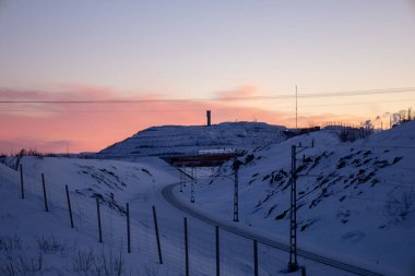 İsveç Laponya 'sında kış harikalar diyarı. Kiruna, Luossuvaara bölgesinden kış manzarası. Kiruna, İsveç Laponya.