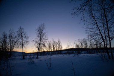 İsveç Laponya 'sında kış harikalar diyarı. Kiruna, Luossuvaara bölgesinden kış manzarası. Kiruna, İsveç Laponya.
