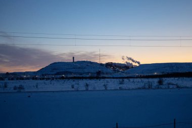 İsveç Laponya 'sında kış harikalar diyarı. Kiruna, Luossuvaara bölgesinden kış manzarası. Kiruna, İsveç Laponya.